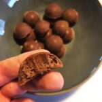 Chokolader med brændte mandler i ganache